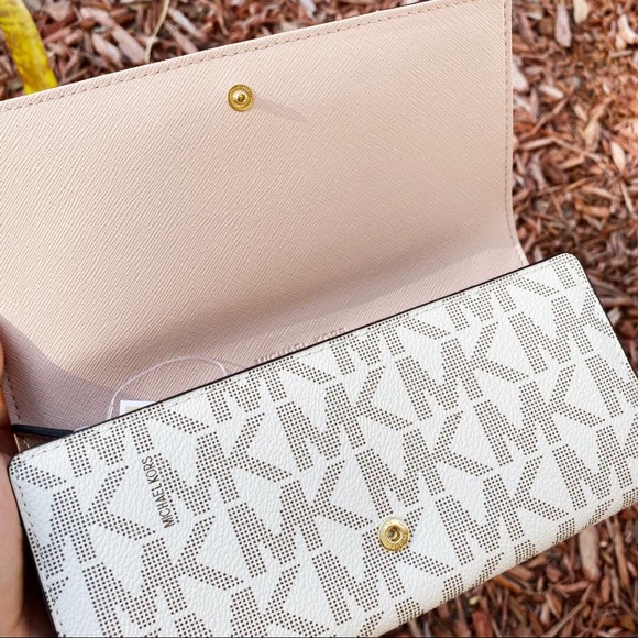 Michael Kors Handbags - Gaby’sBags🥰💕-NWT Michael Kors Wallet